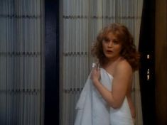 Голая грудь Беверли Д’Анджело в фильме «Первая любовь» фото #1