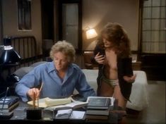 Голая грудь Беверли Д’Анджело в фильме «Первая любовь» фото #3