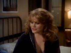 Голая грудь Беверли Д’Анджело в фильме «Первая любовь» фото #4