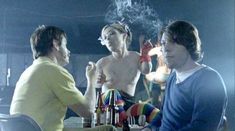 Голая грудь Бриджет Пауэрс в фильме «Самоубийцы. История любви» фото #1