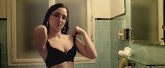 Аккуратная голая грудь Габриэллы Белисарио в фильме «Молодость» фото #4