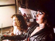 Голая грудь Глори Эннэн в фильме Spaced Out фото #1