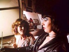 Голая грудь Глори Эннэн в фильме Spaced Out фото #2