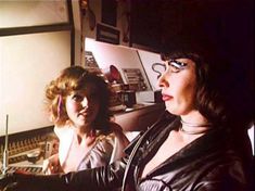 Голая грудь Глори Эннэн в фильме Spaced Out фото #3