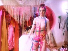 Голая грудь Глори Эннэн в фильме Spaced Out фото #10