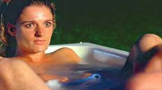 Даниэль Кормак засветила грудь в фильме «Цена молока» фото #3