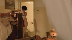 Голая Дебра Уингер в фильме «Под покровом небес» фото #12