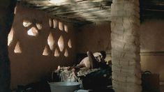 Голая Дебра Уингер в фильме «Под покровом небес» фото #16