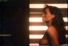 Голая грудь Дженни Миллар в фильме «Взломщики сознания» фото #2