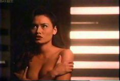 Голая грудь Дженни Миллар в фильме «Взломщики сознания» фото #3