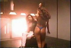 Голая грудь Дженни Миллар в фильме «Взломщики сознания» фото #6