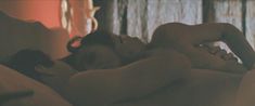 Голая грудь Дженнифер Дэйл в фильме «Страховой агент» фото #1