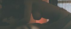 Голая грудь Дженнифер Дэйл в фильме «Страховой агент» фото #3