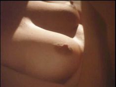 Голая Дженнифер Рубин в фильме «Ночной незнакомец» фото #2