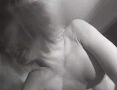 Голая Джози Биссет в фильме «Убийство по-американски» фото #8