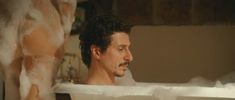 Голая Джулия Микелини в фильме «Незрелые» фото #4