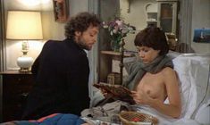 Абсолютно голая Кароль Лор в фильме «Приготовьте носовые платки» фото #10