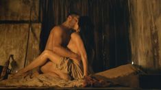 Красотка Катрина Ло оголила грудь и попу в сериале «Спартак: Месть» фото #3