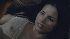 Красотка Катрина Ло оголила грудь и попу в сериале «Спартак: Месть» фото #8