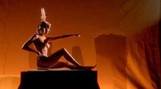 Голая Келли Райлли в фильме «Миссис Хендерсон представляет» фото #9