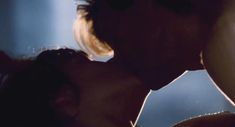 Кэри Лоуэлл засветила грудь в фильме «Спасатель» фото #1