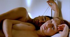 Голая Кэрис ван Хаутен в фильме «Черные лебеди» фото #6