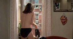 Кэтрин Кинер засветила грудь в фильме «Настоящая блондинка» фото #3
