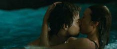 Лаура Смет оголила грудь в фильме «Не вызывающий подозрений» фото #1
