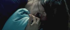 Голая попка Летиции Касты в фильме «Не входить, мы не одеты» фото #1