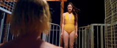 Голая грудь Лили Салливан в фильме «Псих» фото #1