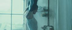 Лорен Ли Смит засветила соски в фильме «Элен» фото #2