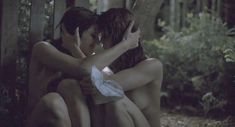Голая Лэйк Белл в фильме «Остров смерти» фото #4