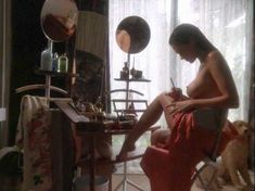 Голая Люси Лорье в фильме «Танец на лезвии» фото #9