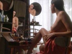 Голая Люси Лорье в фильме «Танец на лезвии» фото #10
