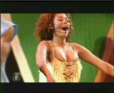 Красотка Мелани Браун засветила грудь на выступлении The Spice Girls фото #2