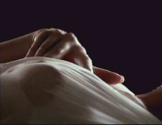 Голая Мелинда Кларк в фильме «Слияние двух лун 2. Возвращение» фото #1