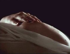 Голая Мелинда Кларк в фильме «Слияние двух лун 2. Возвращение» фото #2