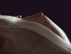 Голая Мелинда Кларк в фильме «Слияние двух лун 2. Возвращение» фото #3