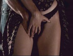 Голая Мелинда Кларк в фильме «Слияние двух лун 2. Возвращение» фото #5