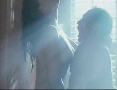 Голая Мелинда Кларк в фильме «Слияние двух лун 2. Возвращение» фото #11