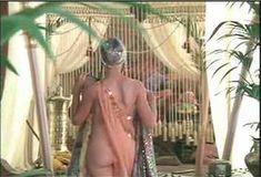 Красотка Мишель Филлипс снялась голой в фильме «Валентино» фото #1