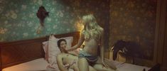 Мона Валравенс засветила грудь в фильме «Радиозвёзды» фото #1