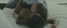 Красивая голая грудь Николь Бахари в фильме «Стыд» фото #2