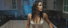 Пола Пэттон в мокрой майке в фильме «Зеркала» фото #2