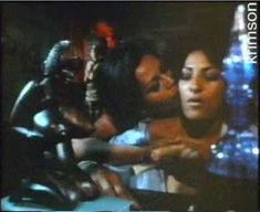 Голая Пэм Гриер в фильме «Женщины в клетках» фото #2