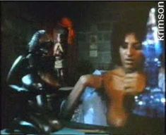 Голая Пэм Гриер в фильме «Женщины в клетках» фото #3