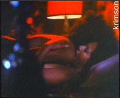 Голая Пэм Гриер в фильме «Женщины в клетках» фото #4