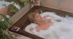 Голая Розанна Аркетт в фильме «Отчаянно ищу Сьюзэн» фото #3