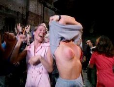 Голая Рэйчел Роббинс в фильме «Беспредельный террор» фото #1