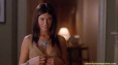 Голая грудь Синтии Моуры в фильме «Женщина-олень» фото #5